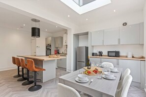 Fridge, microwave, oven, stovetop - Stylish House - Free Parking, Fast Wifi & SmartTV (Wigan)