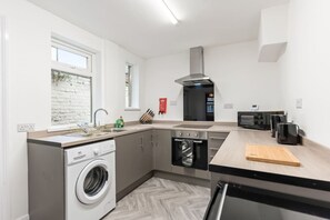 Jääkaappi, mikroaaltouuni, uuni, liesi