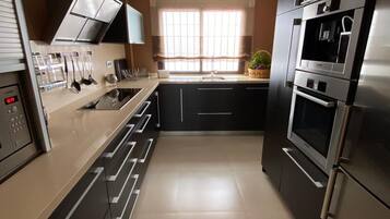 Een koelkast, een microgolfoven, een oven, een kookplaat