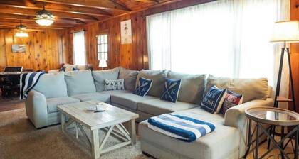 Cozy lake retreat in Sand Point! Game room with deck and views of Lake Texoma.