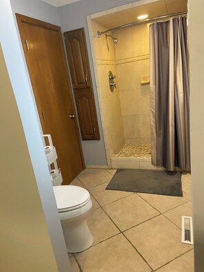 Dutxa, tovalloles, sabó i xampú 