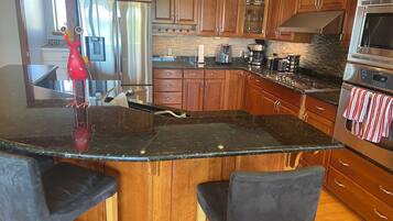 Jääkaappi, mikroaaltouuni, uuni, liesi