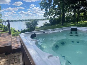 Banyera d'hidromassatge a l'aire lliure