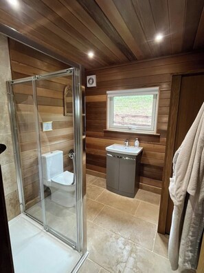 Shower, hair dryer, towels, soap - Larch Lodge - Idyllically situated Lakeside & private hot tub fishing riding (Northumberland)