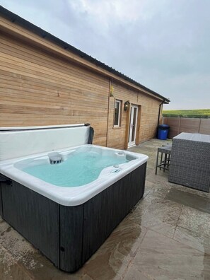 Terrace/patio - Larch Lodge - Idyllically situated Lakeside & private hot tub fishing riding (Northumberland)