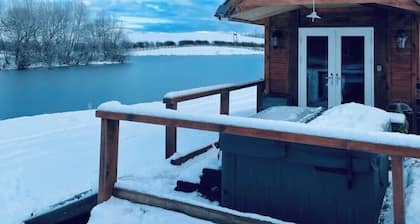 Cedar Lodge - Idyllically situated Lakeside & private hot tub fishing riding