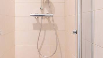 Doccia, asciugacapelli, bidet, asciugamani