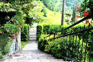 Property grounds - Villa Carla: Oasi di Relax tra Montagne e Lago, con Ampi Spazi e Giardino (Viadanica)