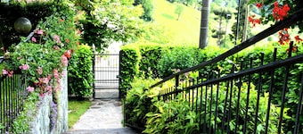 Villa Carla: Oasi di Relax tra Montagne e Lago, con Ampi Spazi e Giardino