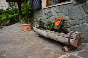 Property grounds - Villa Carla: Oasi di Relax tra Montagne e Lago, con Ampi Spazi e Giardino (Viadanica)