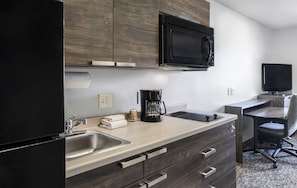 Refrigerador con freezer, microondas, placa de cocina, cafetera/tetera