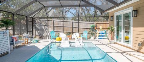 Una piscina al aire libre, una piscina climatizada