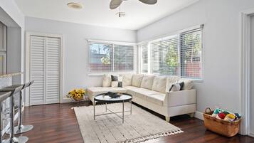 TV connectée, cheminée, écrans d'ordinateur