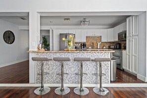 Kjøleskap, ovn, kokeplater og oppvaskmaskin