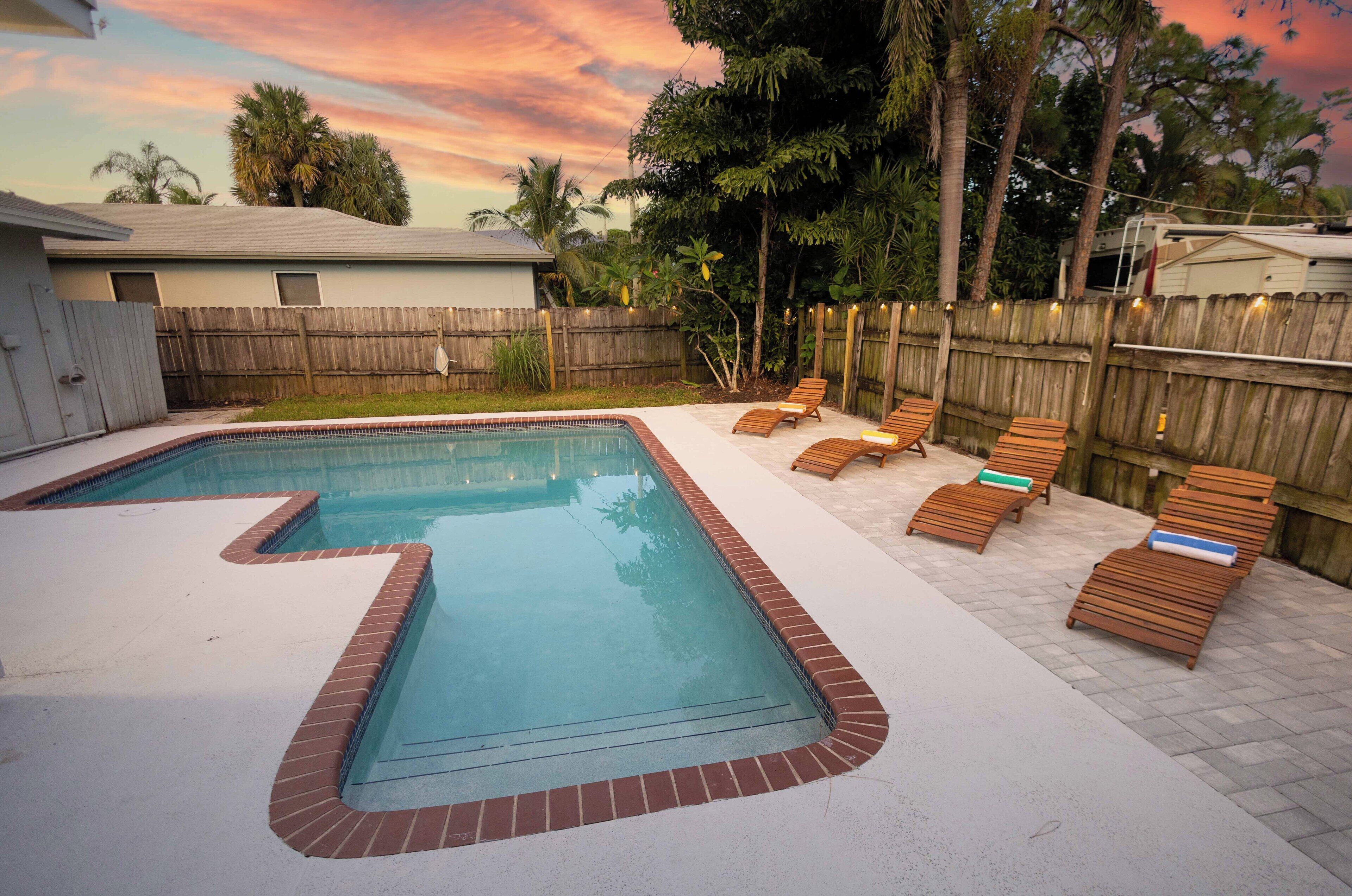 Tropical Spa Escape! Pool/Spa/Sauna WIFI 4Bdrm 8 Min Bch