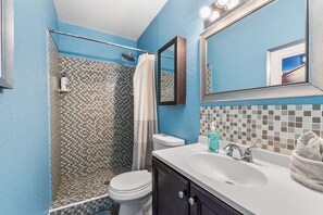 Shower, towels, soap, shampoo - Tropical Spa Escape! Pool/Spa/Sauna WIFI 4Bdrm 8 Min Bch (Boynton Beach)