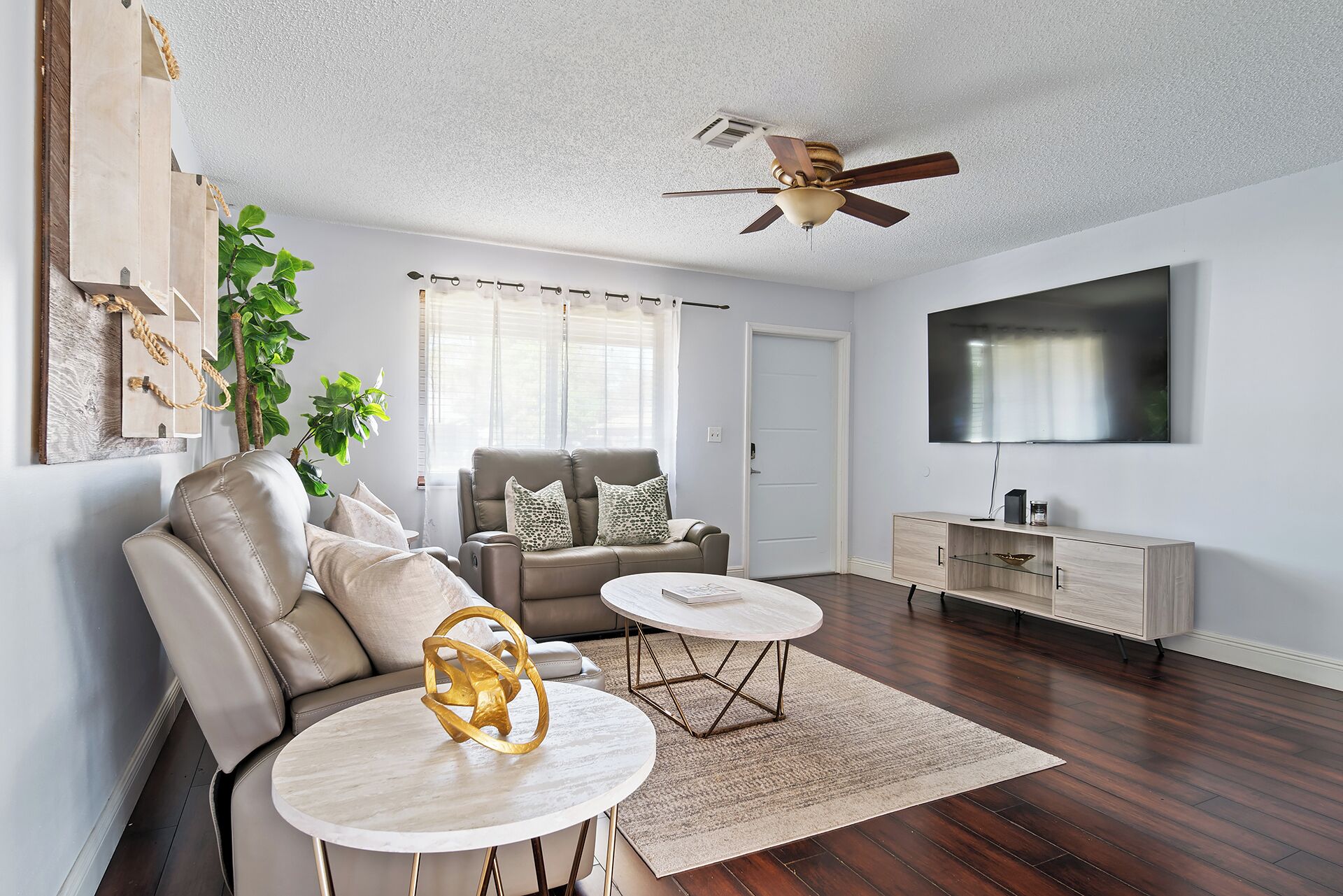 Smart TV, fireplace, computer monitors