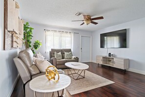 Smart TV, fireplace, computer monitors - Tropical Spa Escape! Pool/Spa/Sauna WIFI 4Bdrm 8 Min Bch (Boynton Beach)