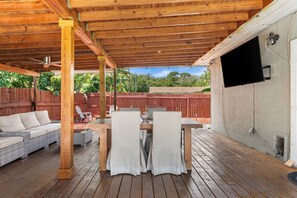 Outdoor dining - Tropical Spa Escape! Pool/Spa/Sauna WIFI 4Bdrm 8 Min Bch (Boynton Beach)