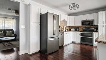 Réfrigérateur, four, plaque de cuisson, lave-vaisselle