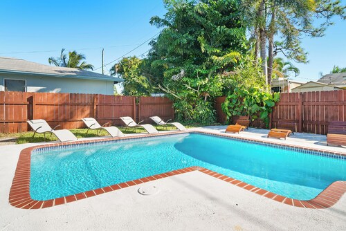 Tropical Spa Escape! Pool/Spa/Sauna WIFI 4Bdrm 8 Min Bch