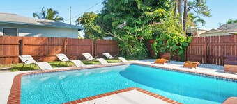 Tropical Spa Escape! Pool/Spa/Sauna WIFI 4Bdrm 8 Min Bch