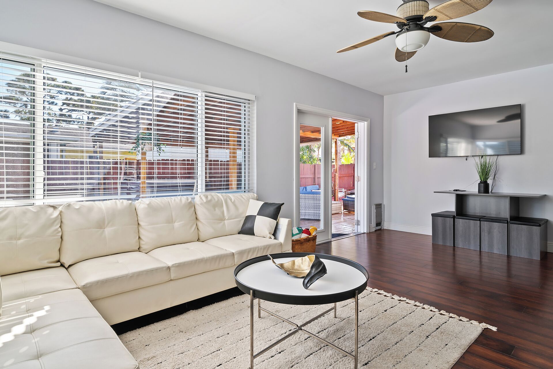 TV connectée, cheminée, écrans d'ordinateur