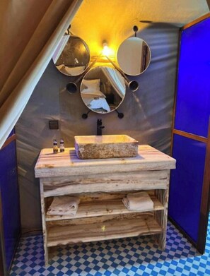 Kombinert dusj/badekar, dype avslapningsbadekar og håndklær