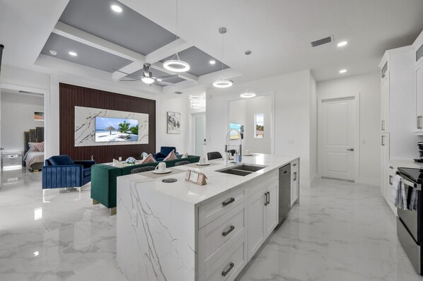 Mikrowelle, Ofen, Herdplatte, Geschirrspüler