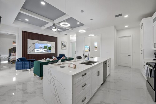 Modern Vacation Home Fully Fences Near Airport