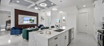 Modern Vacation Home Fully Fences Near Airport