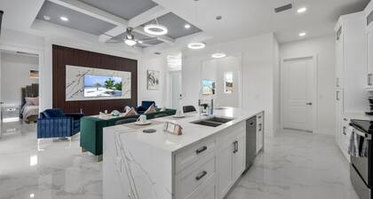 Modern Vacation Home Fully Fences Near Airport