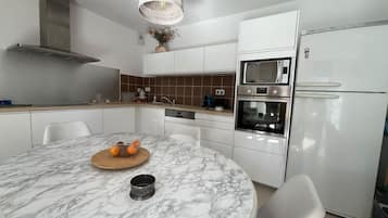 Réfrigérateur, micro-ondes, four, lave-vaisselle