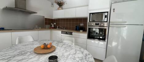 Réfrigérateur, micro-ondes, four, lave-vaisselle