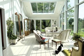 Living area - Farmhouse with undisturbed, magical views and european decoration (Germantown)