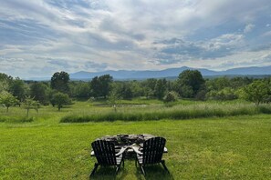 Property grounds - Farmhouse with undisturbed, magical views and european decoration (Germantown)
