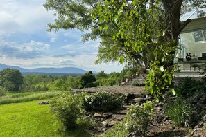Property grounds - Farmhouse with undisturbed, magical views and european decoration (Germantown)