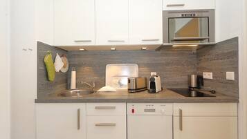 Coffee/tea maker, fridge, microwave, toaster
