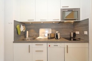 雪櫃、微波爐、咖啡機/沖茶器、多士爐