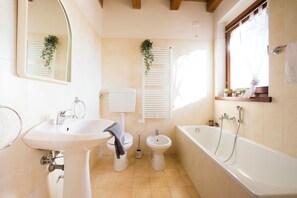 Dusche, Haartrockner, Bidet, Handtücher