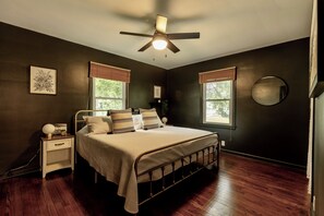 2 bedrooms, iron/ironing board, WiFi, bed sheets - Speedway "Finish Line" House (Indianapolis)