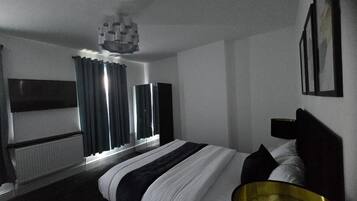 House | 4 bedrooms, free WiFi, bed sheets