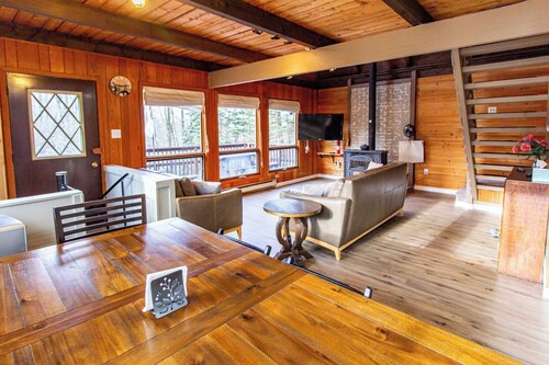 Woodsy A-Frame in Pocono Mountain Resort, Family and Pet Friendly!
