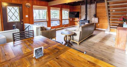 Woodsy A-Frame in Pocono Mountain Resort, Family and Pet Friendly!