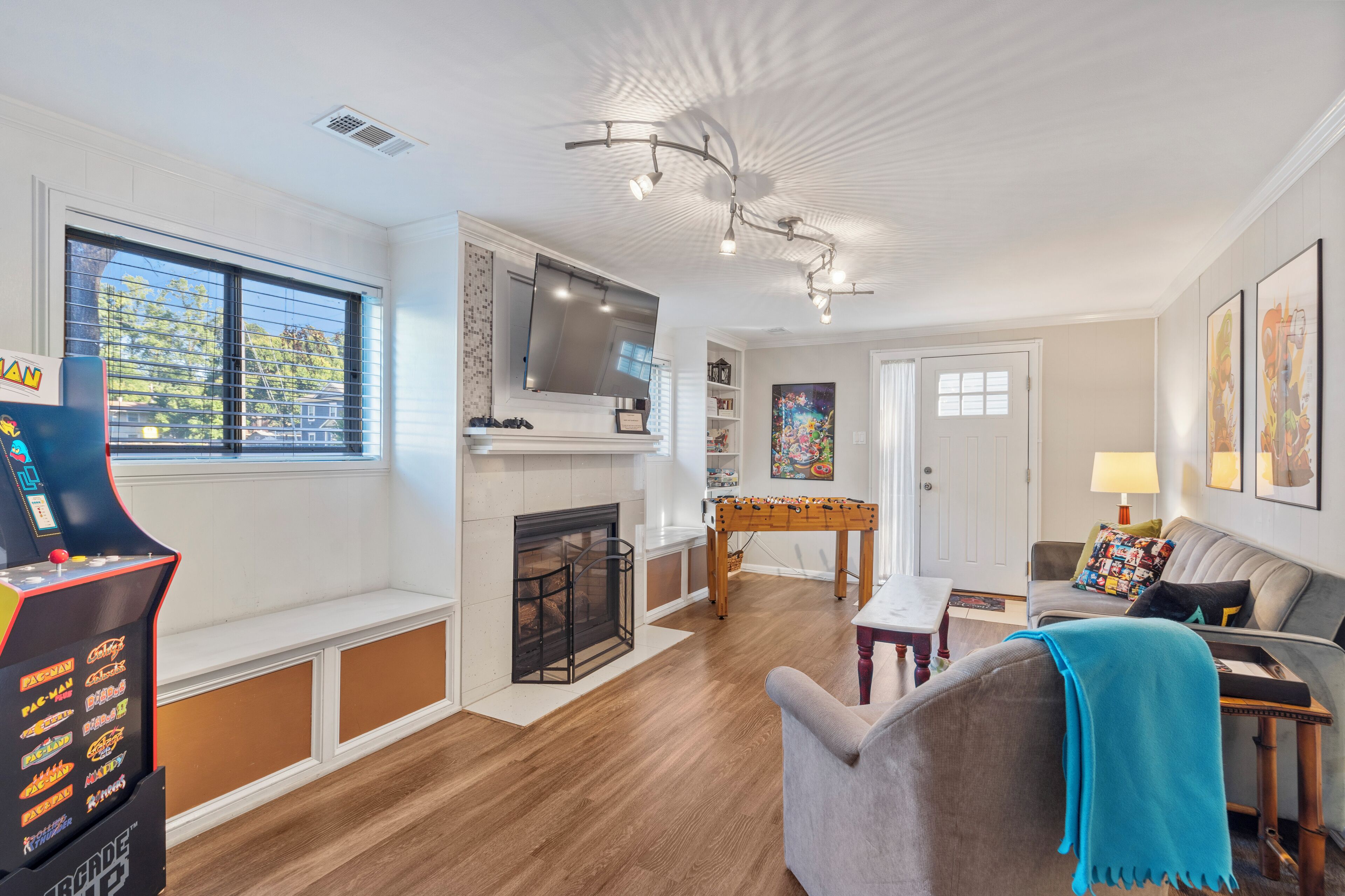 TV connectée, cheminée, jeux vidéo, baby-foot