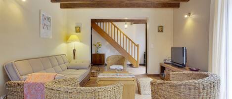 Televisie, een dvd-speler en een stereo