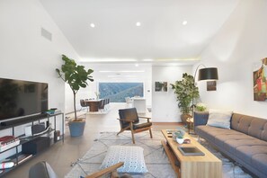 Smart TV y chimenea 