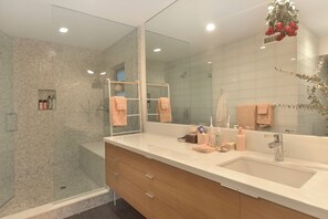 Dusche, Haartrockner, Bidet, Handtücher