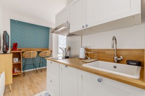 Fridge, microwave, dishwasher, coffee/tea maker - L'Estacade - charmant studio proche de la mer (Saint-Jean-de-Monts)