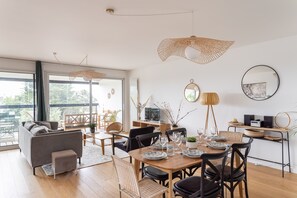 Dining - Namasté - Bel appt pour 5 avec terrasse, parking (Rennes)